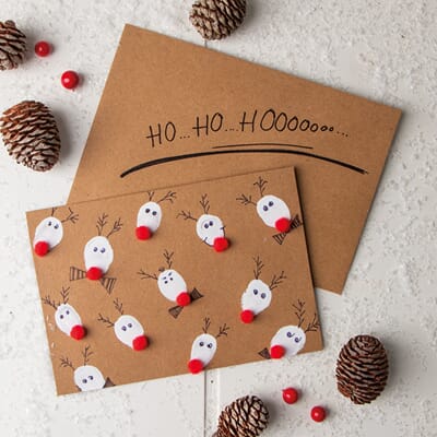 KORTLAGING - ENKLE JULEKORT - KRAFT KARTONG - REINSDYR - JULEKORT - FINGERMALING - POMPOMS - 1.jpg