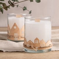 Støp dine egne lys i glass – med dekor av små trehus