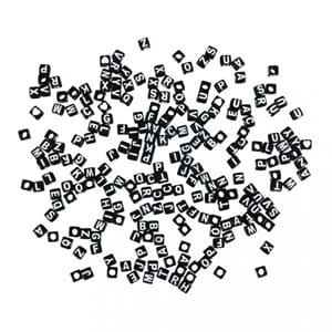 Bokstav perler - Svart med hvit skrift, firkantet, 40 gram