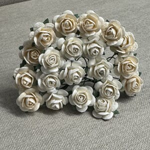 Papirdesign - Hvit og beige Roser, str 1,8 cm, 20 stk