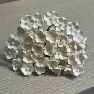 Papirdesign - Hvit og beige Søte blomster, str 1,8 cm